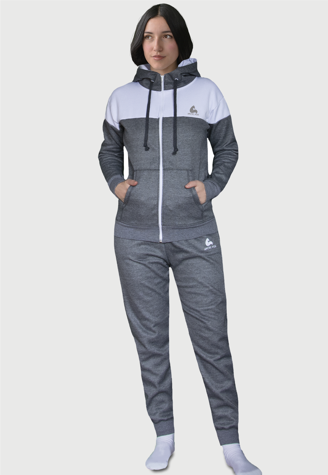 Mujer vistiendo la sudadera para mujer conjunto chaqueta hoodie color gris con franja blanca y pantalón de sudadera gris.