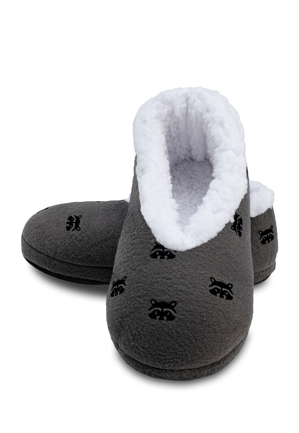 vista de pantuflas gris con peluche blanco con siluetas dela cara de un mapache 