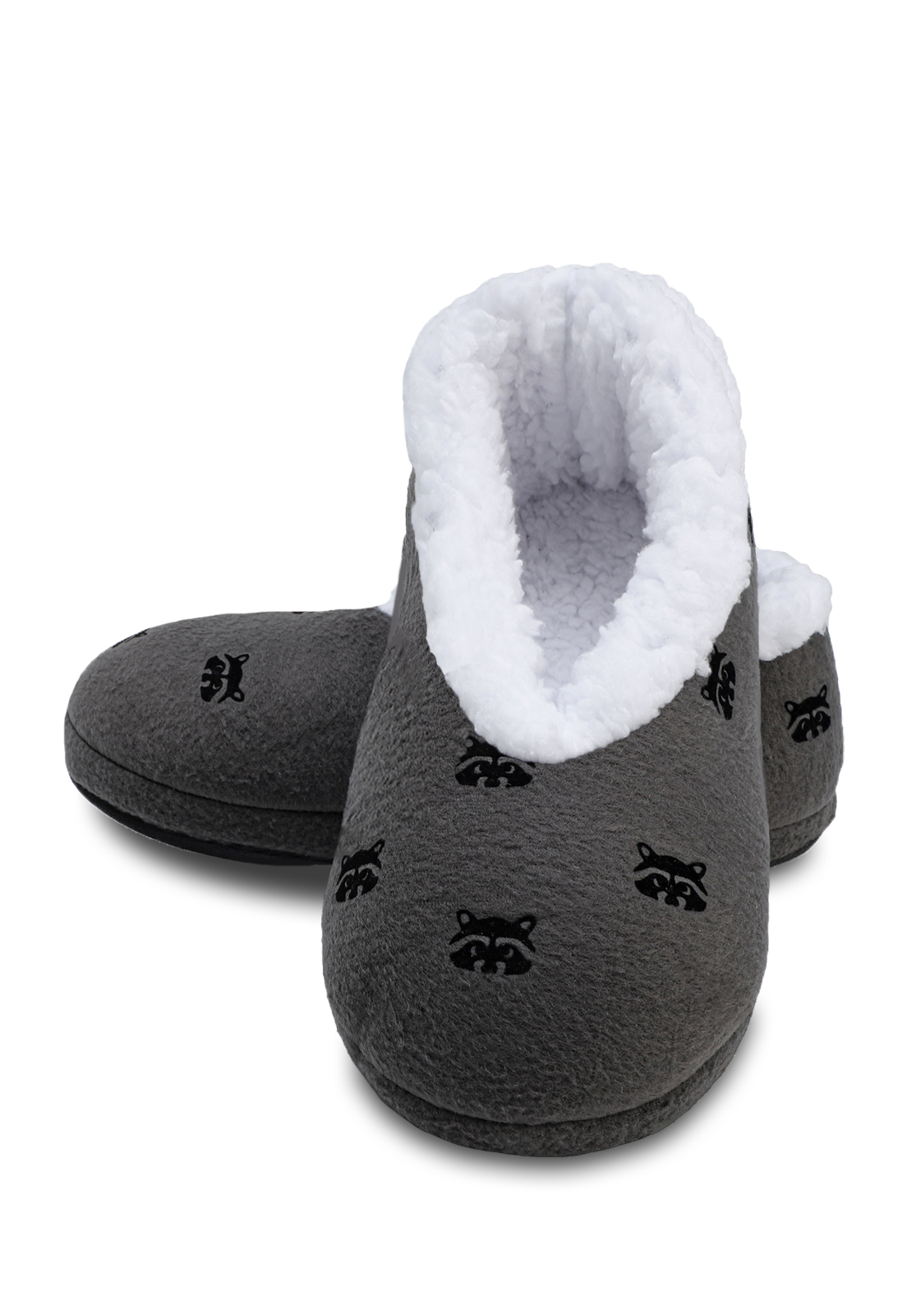 vista de pantuflas gris con peluche blanco con siluetas dela cara de un mapache 