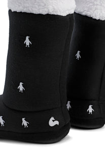 pantuflas tipo botas negras con pinguinitos blancos estampados y peluche en la parte superior