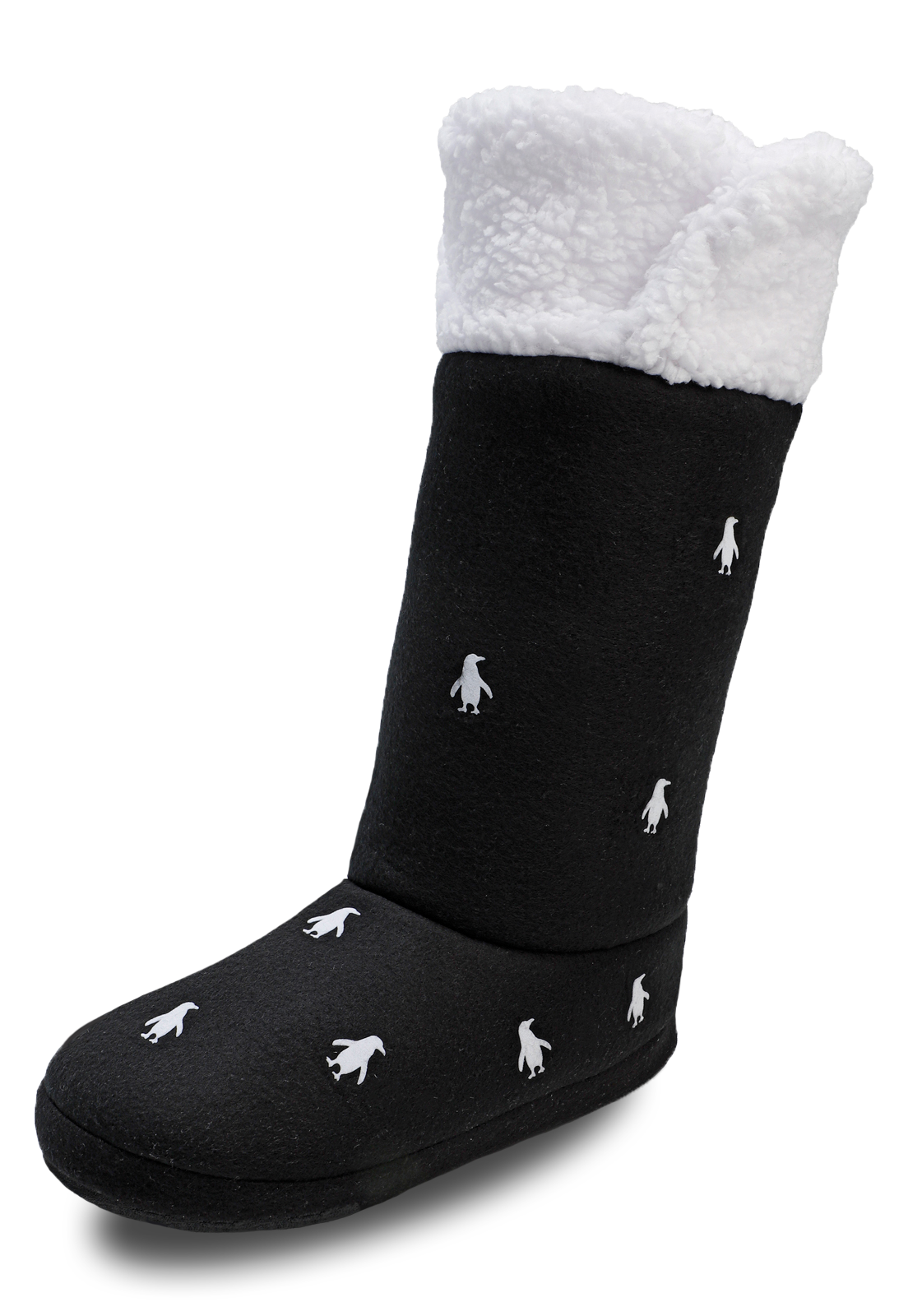 vista diagonal de las botas pantuflas negras con pinguinos blancos y peluche arriba de arctic fox