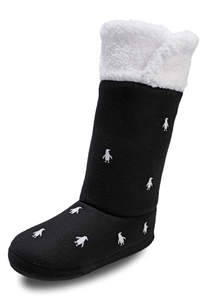 vista diagonal de las botas pantuflas negras con pinguinos blancos y peluche arriba de arctic fox