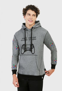 chico guapo usando un lindo hoodie  color gris de gamer