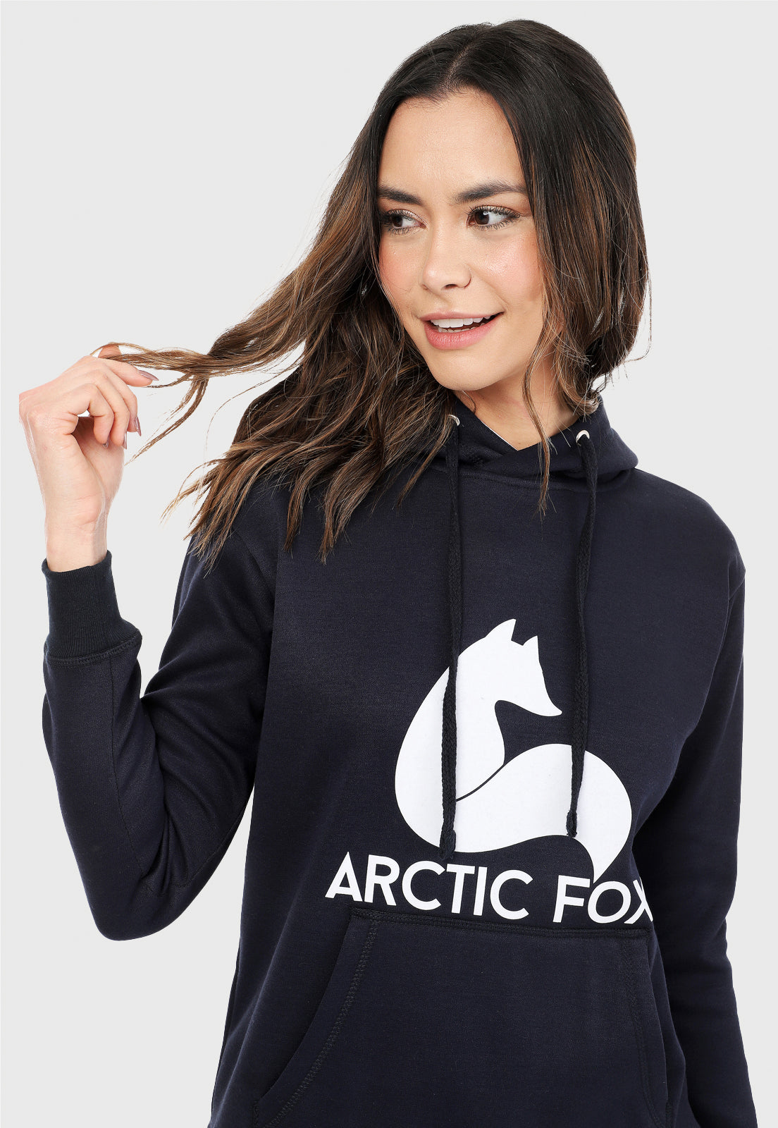Detalle mujer vistiendo la sudadera para mujer conjunto buzo hoodie azul navy y pantalón de sudadera gris jaspe.