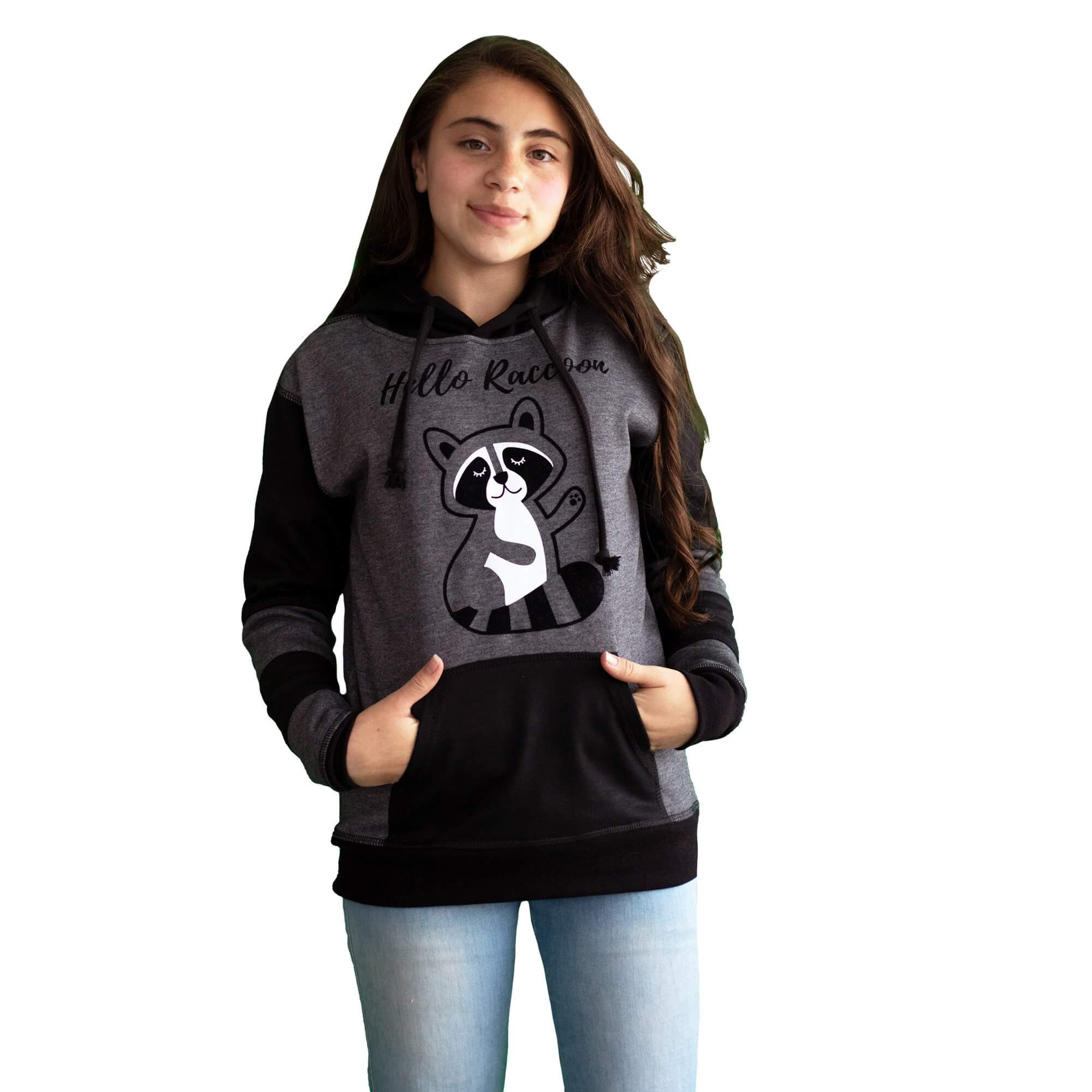 Niña vistiendo el Buzo Hoodie Gris y Negro con Mapache estampado en el pecho y franjas negras en las mangas.