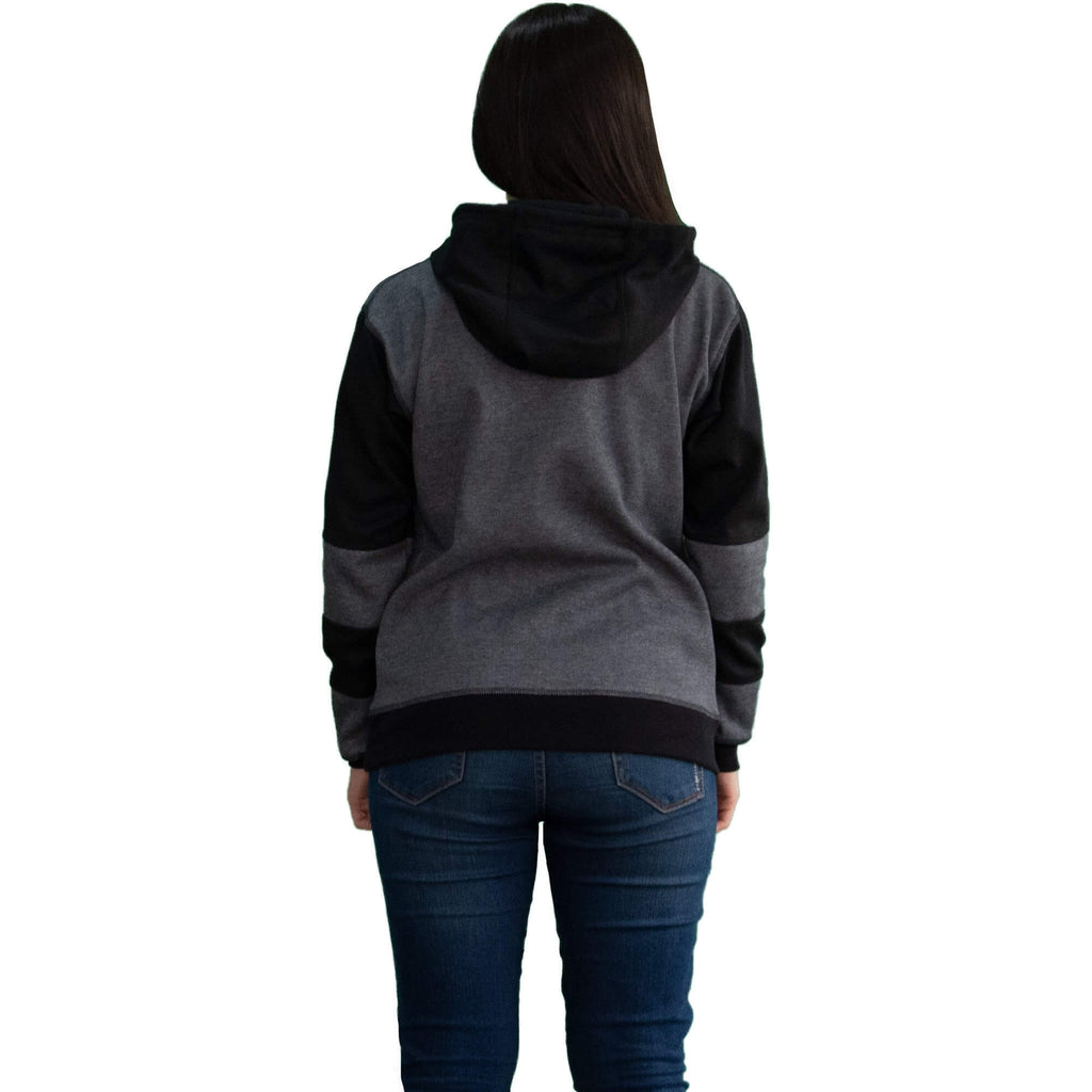 Niña de espalda vistiendo el Buzo Hoodie Gris y Negro con Mapache estampado en el pecho y franjas negras en las mangas.
