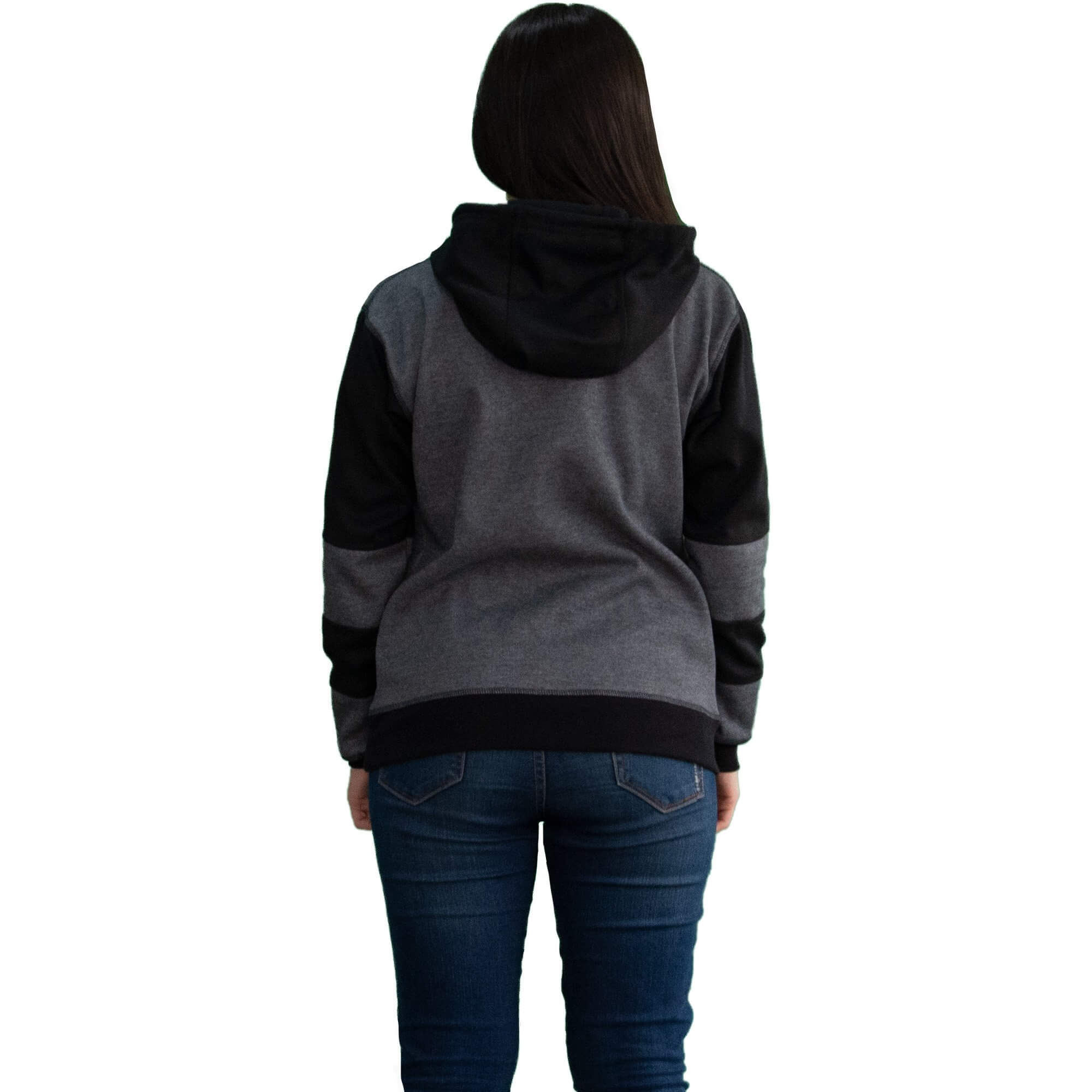 Niña de espalda vistiendo el Buzo Hoodie Gris y Negro con Mapache estampado en el pecho y franjas negras en las mangas.