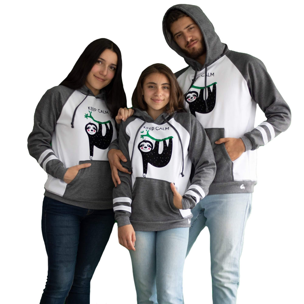 Mujer, niña y hombre vistiendo el Buzo Hoodie Oso Perezoso de Arctic Fox Colombia