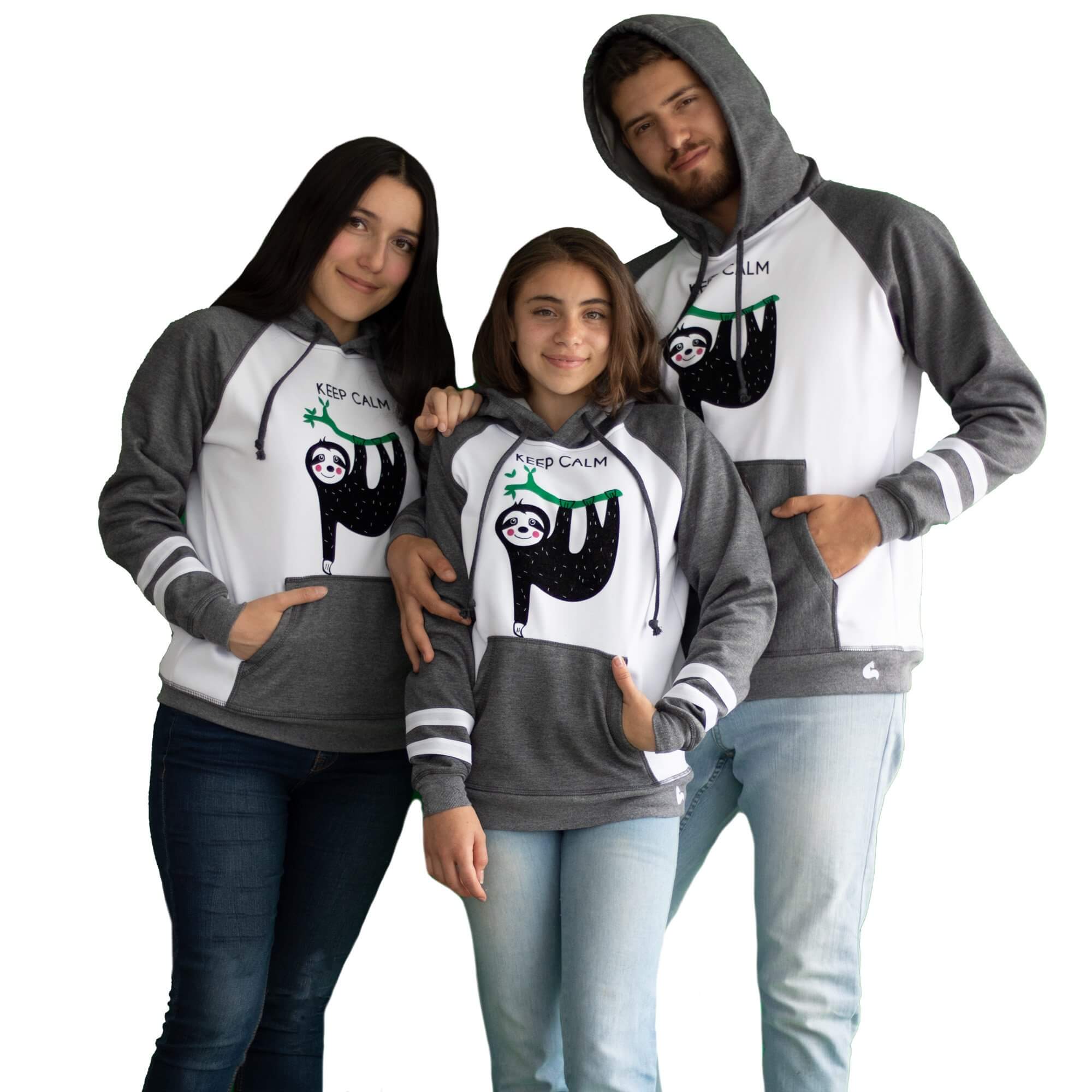 Mujer, niña y hombre vistiendo el Buzo Hoodie Oso Perezoso de Arctic Fox Colombia