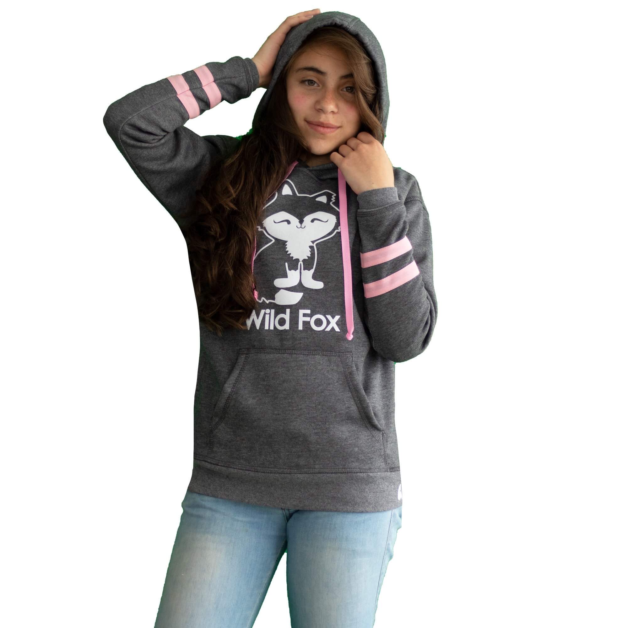 Niña vistiendo un Buzo Hoodie Zorro Blanco con capota y franjas rosa de Arctic Fox Colombia