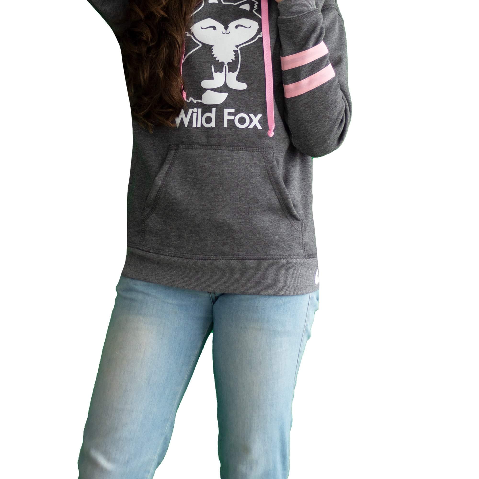 Detalle de Niña de frente vistiendo un Buzo Hoodie Zorro Blanco con franjas rosa de Arctic Fox Colombia
