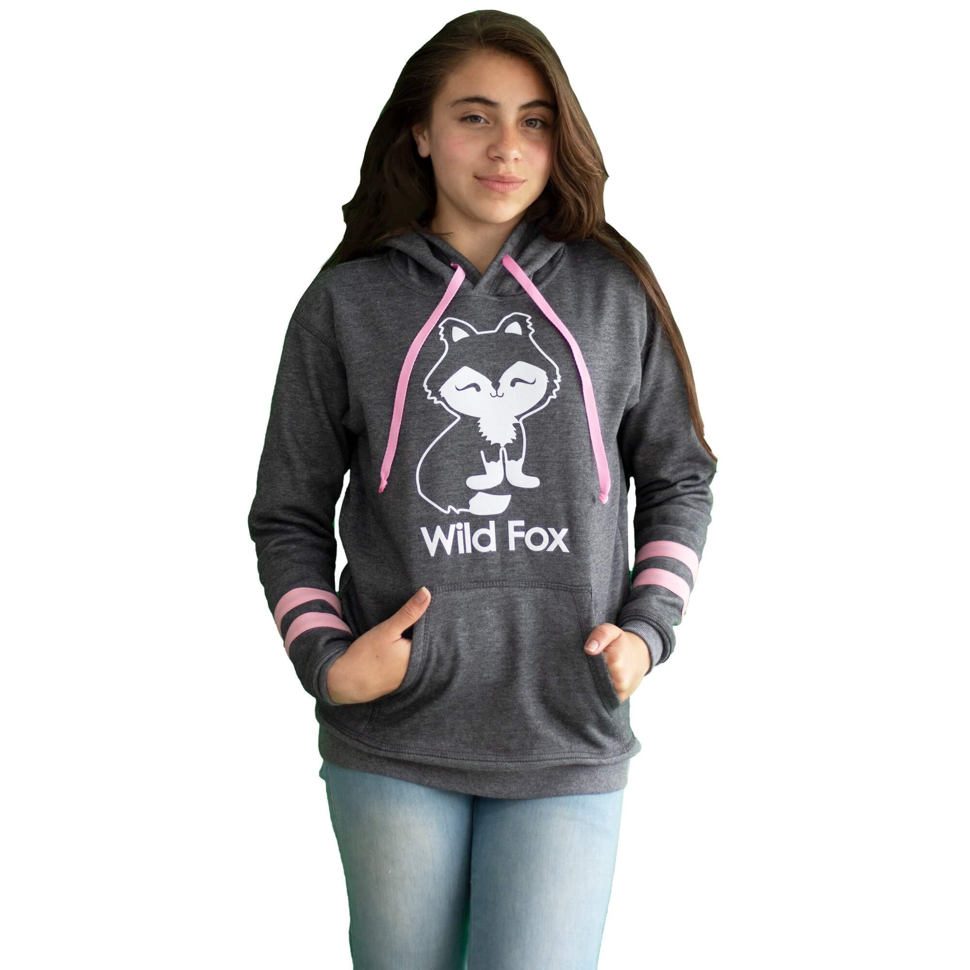 Niña de frente vistiendo un Buzo Hoodie Zorro Blanco con franjas rosa de Arctic Fox Colombia