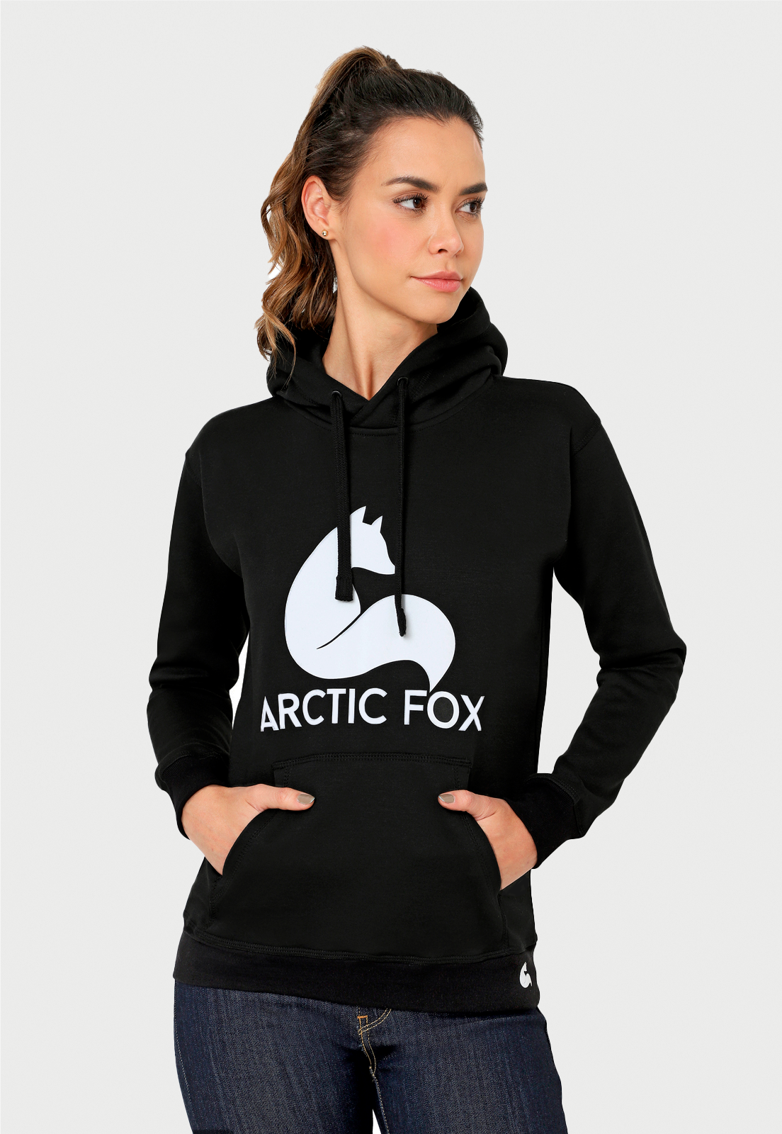 mujer usando un buzo negro estampado en el pecho con el logo de arctic Fox