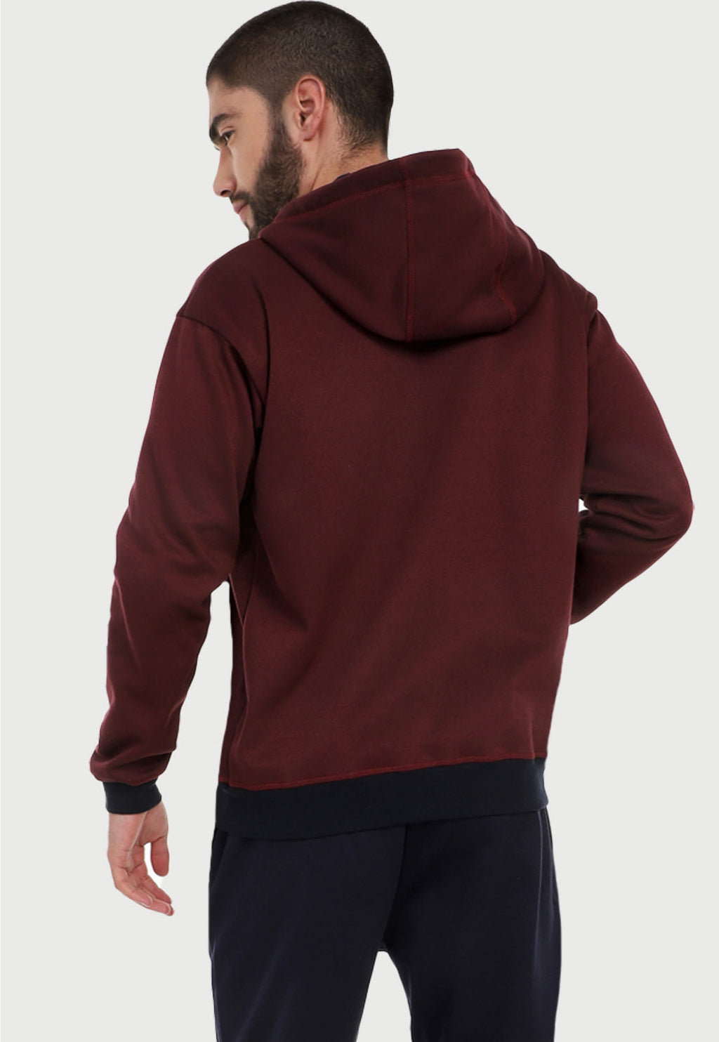 Hombre visto de espalda vistiendo la chaqueta hoodie vinotinto para hombre con capota forrada en azul.