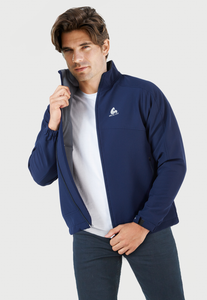 Hombre usando una chaqueta azul de cremallera, se puede ver el forro color  gris muy suave con unos bolsillos internos