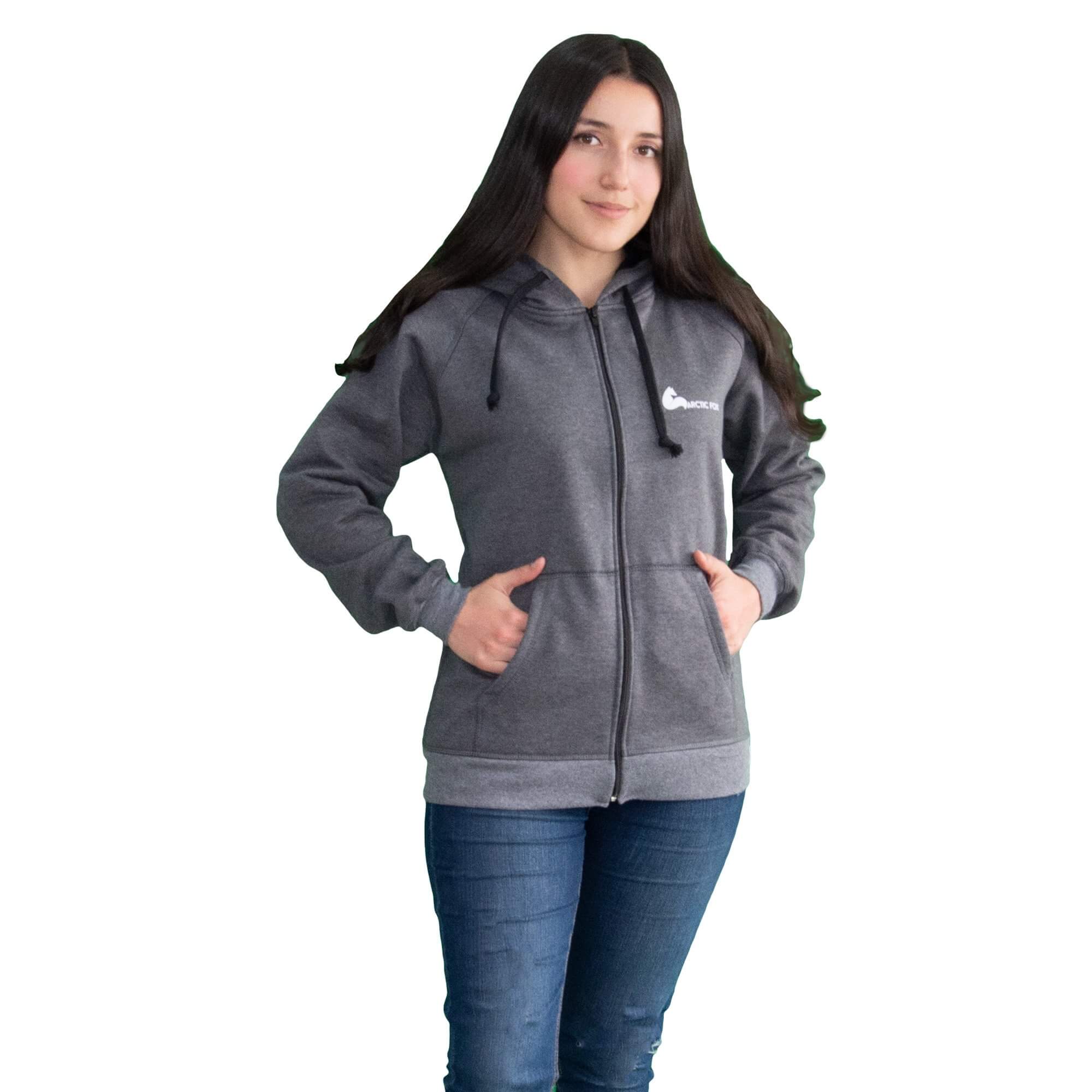 Mujer girada a la derecha vistiendo una Chaqueta Hoodie Gris de Arctic Fox Colombia