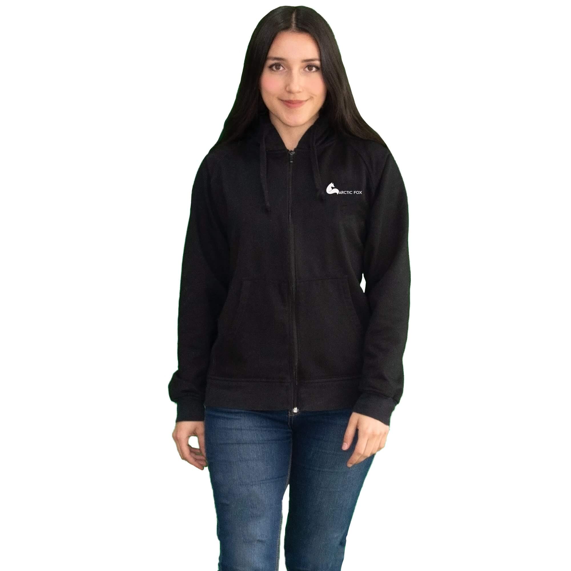 Mujer de frente vistiendo una Chaqueta Hoodie Negra de Arctic Fox Colombia