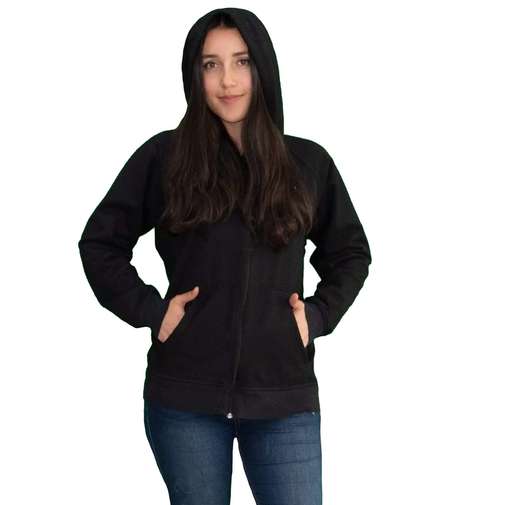 Mujer de frente vistiendo una Chaqueta Hoodie Negra con capota de Arctic Fox Colombia