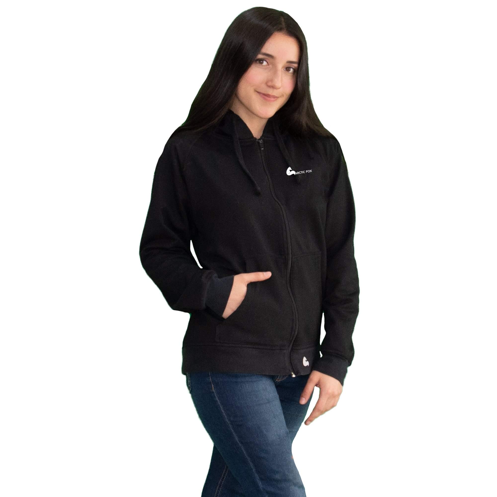 Mujer de lado vistiendo una Chaqueta Hoodie Negra con capota de Arctic Fox Colombia