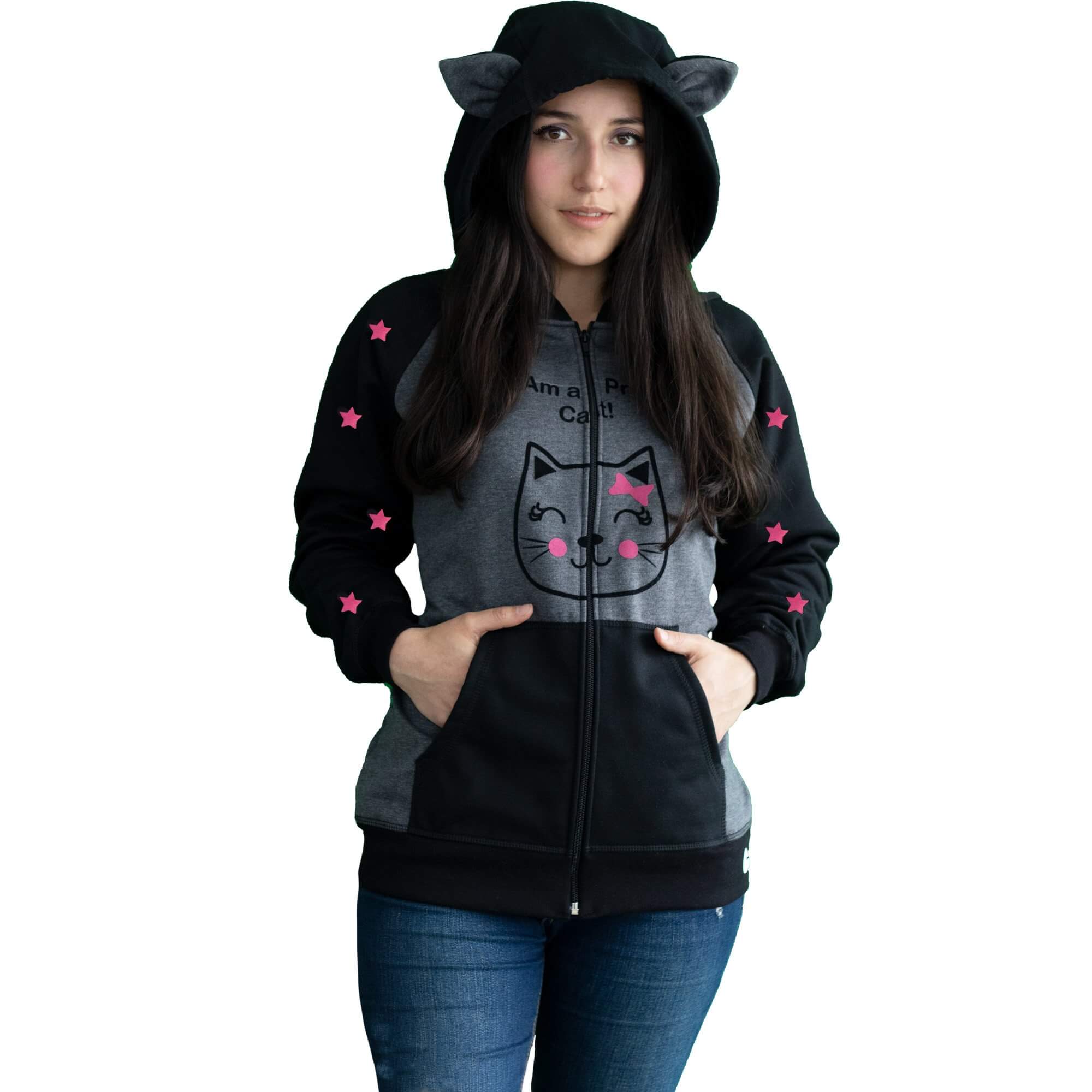 Vista frontal de niña vistiendo la Chaqueta Hoodie Niñas Pretty Cat con orejas en la capota, estrellas estampadas en los brazos y cara de gatita estampada al frente con las manos en los bolsillos de Arctic Fox Colombia.