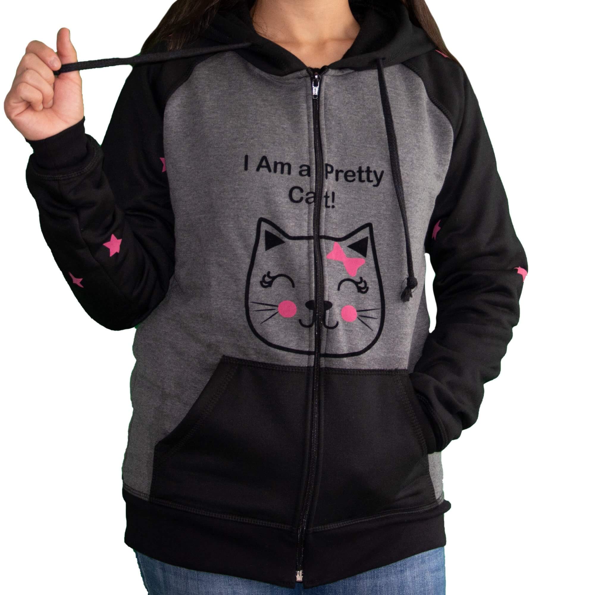 Detalle frontal de niña vistiendo la Chaqueta Hoodie Niñas Pretty Cat con estrellas estampadas en los brazos y la cara de una gatita estampada en el frente de Arctic Fox Colombia.