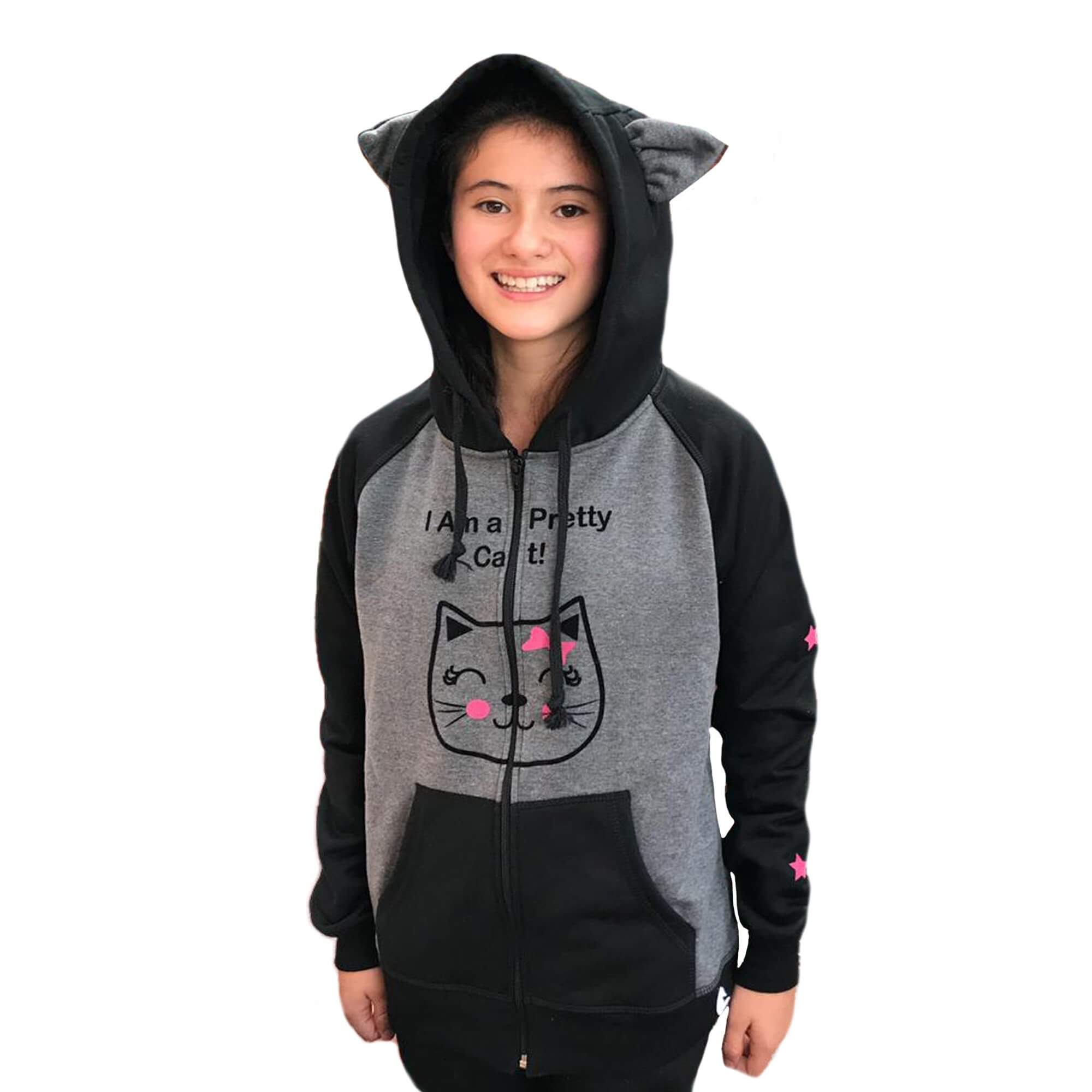 Vista frontal de niña vistiendo la Chaqueta Hoodie Niñas Pretty Cat con orejas en la capota, estrellas estampadas en los brazos y cara de gatita estampada al frente de Arctic Fox Colombia.
