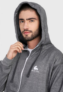 Detalle en capota de hombre vistiendo la chaqueta hoodie gris para hombre con capota forrada.