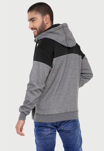 Hombre de espalda vistiendo la chaqueta hoodie negra y gris para hombre en algodón perchado corte americano.
