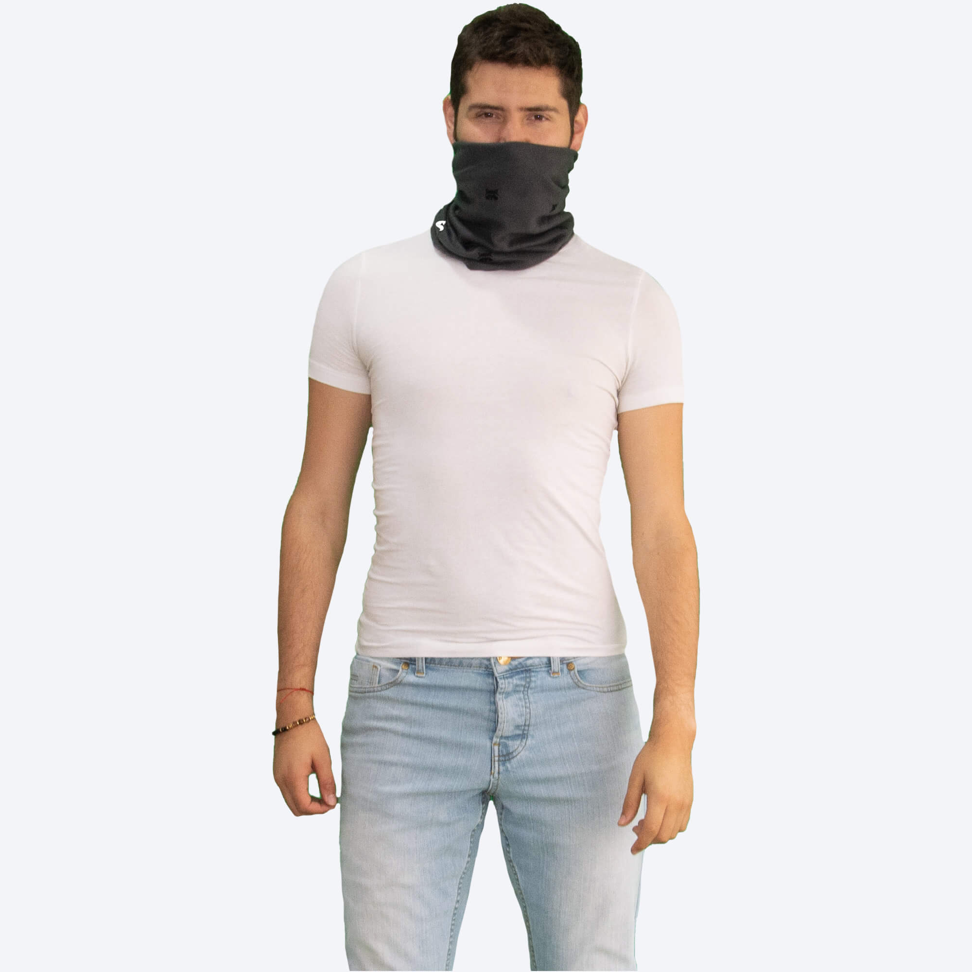 Hombre de frente vistiendo un Cuello Buff Unisex de Arctic Fox Colombia