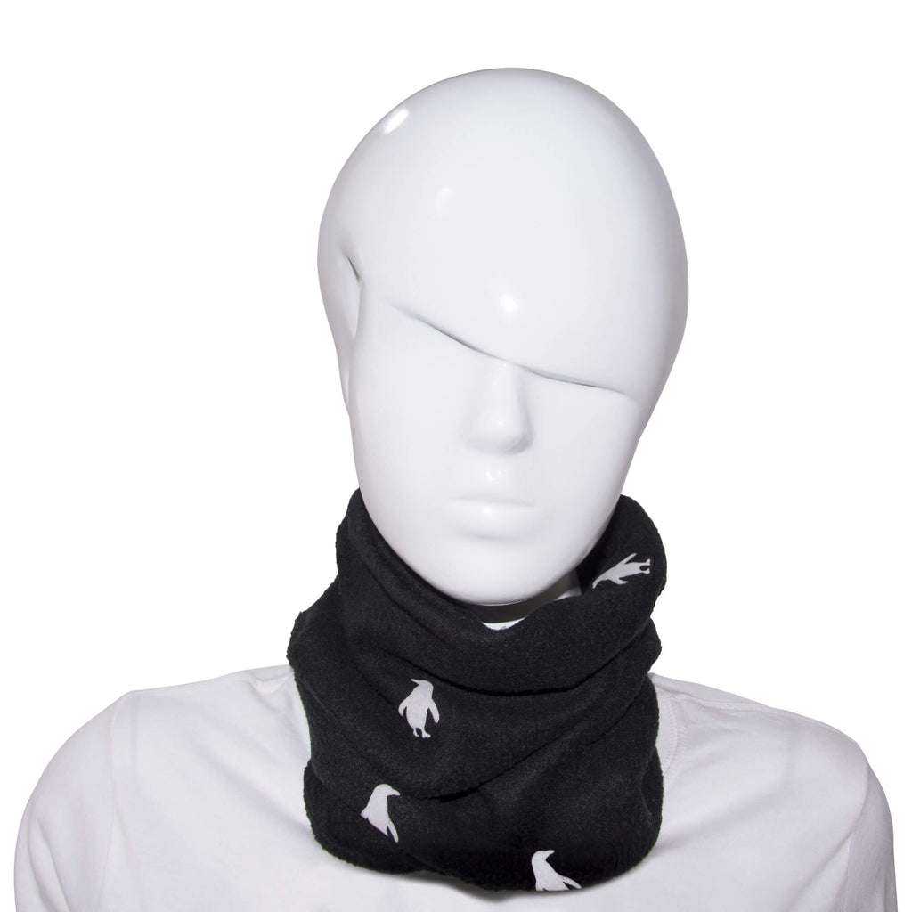 Maniquí blanco de frente vistiendo el Cuello Buff Pingüino Negro de Arctic Fox Colombia