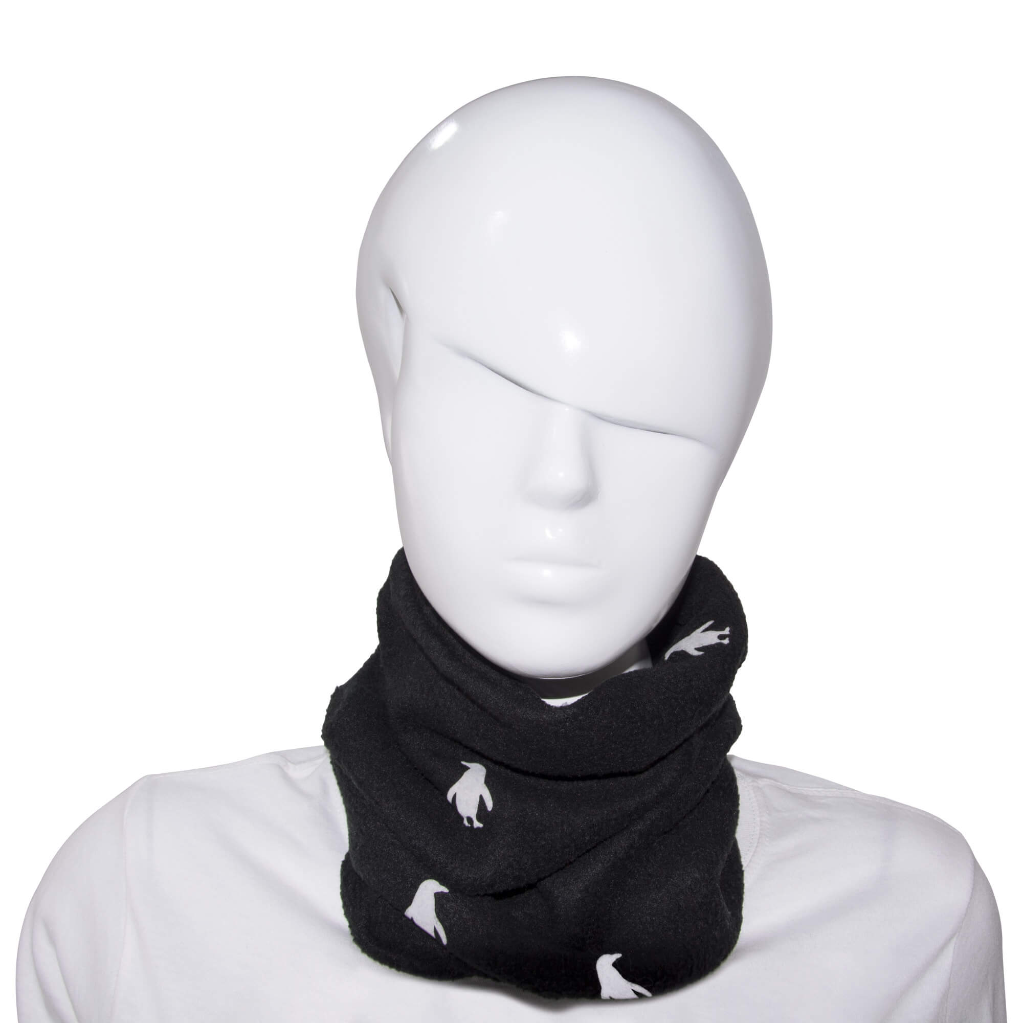 Maniquí blanco de frente vistiendo el Cuello Buff Pingüino Negro de Arctic Fox Colombia