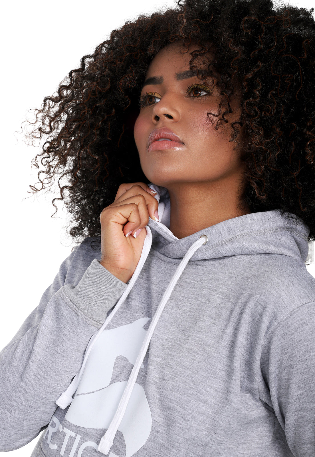 Detalle de mujer vistiendo la sudadera para mujer conjunto buzo hoodie y pantalón de sudadera gris jaspe. Lleva el zorro de Arctic Fox estampado en blanco al frente del buzo.