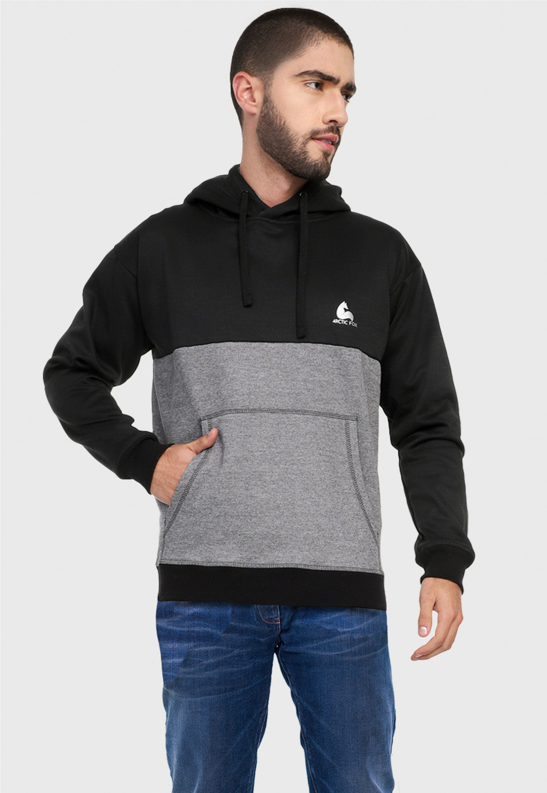 Hombre vistiendo el buzo hoodie negro y gris para hombre con capota forrada gris.
