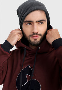 Detalle en capota de hombre vistiendo el buzo hoodie vinotinto para hombre Arctic Fox con capota forrada azul.