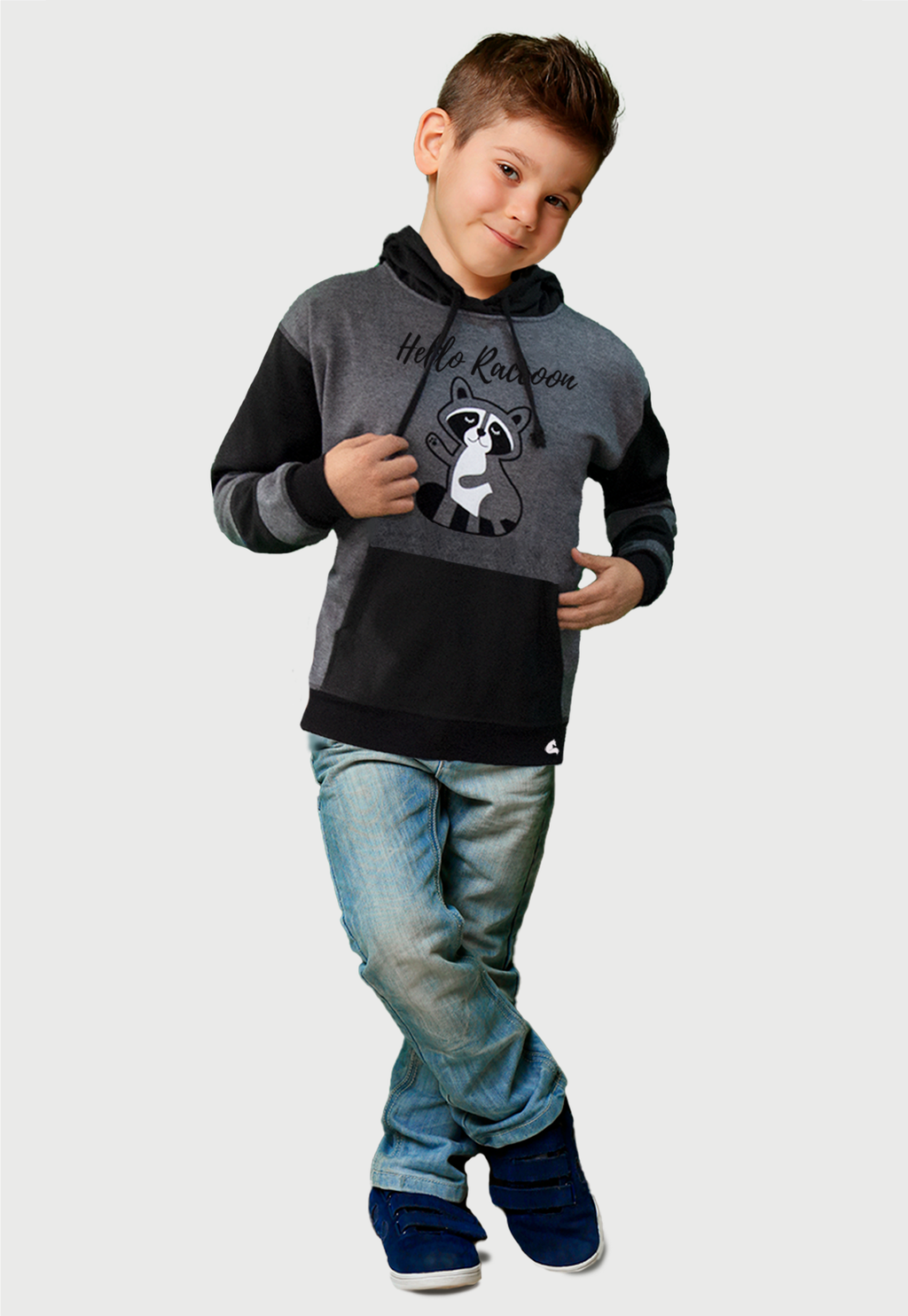 Niño usando el buzo hoodie negro y gris con mapache y texto Hello Raccoon en el pecho estampado al calor. 