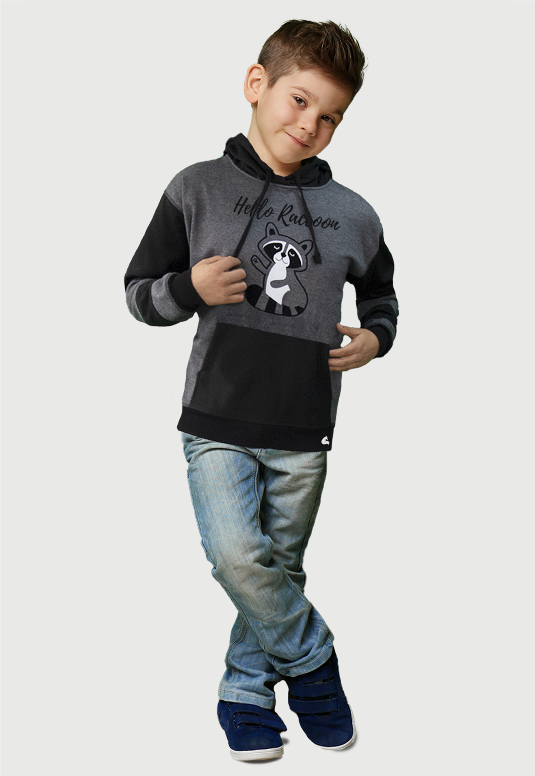 Niño usando el buzo hoodie negro y gris con mapache y texto Hello Raccoon en el pecho estampado al calor. 
