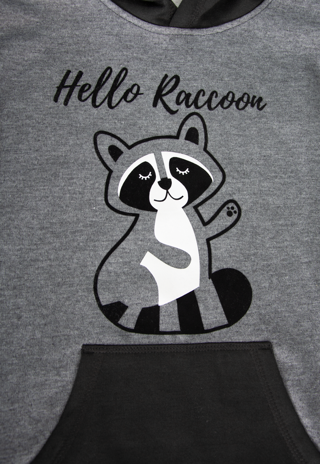 Buzo hoodie negro y gris con mapache y texto Hello Raccoon en el pecho estampado al calor. 