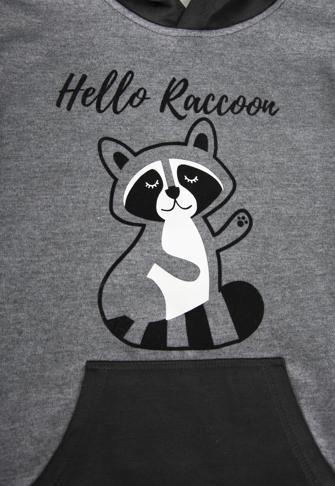 Buzo hoodie negro y gris con mapache y texto Hello Raccoon en el pecho estampado al calor. 