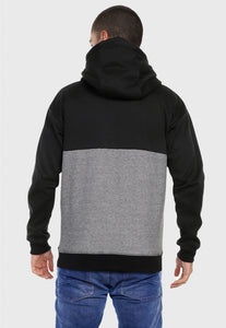 Hombre visto de espalda vistiendo el buzo hoodie negro y gris para hombre con capota forrada gris.