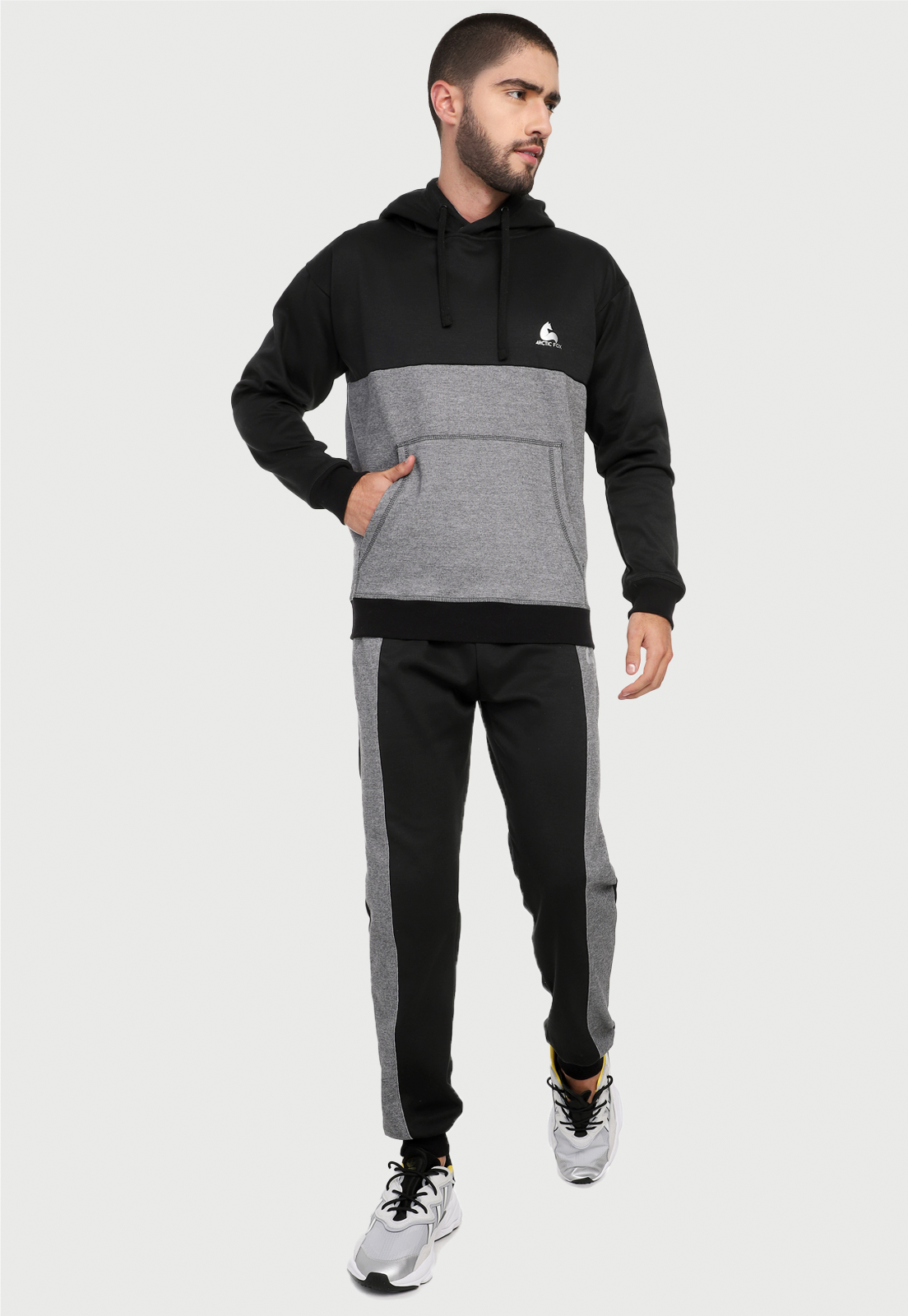 Detalle en bolsillo de hombre vistiendo el buzo hoodie negro y gris para hombre con capota forrada gris.