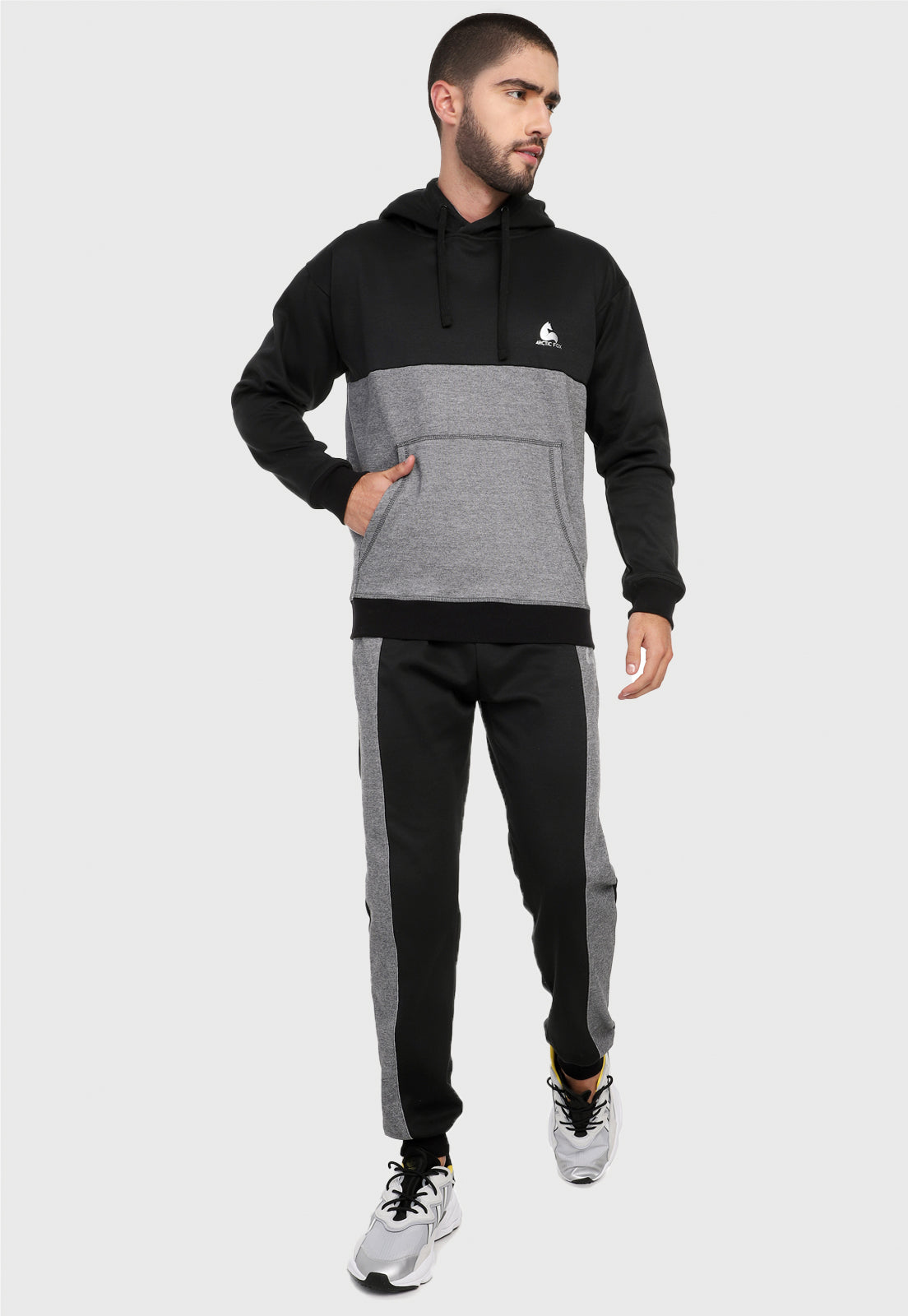 Hombre vistiendo el pantalón jogger para hombre negro con franja gris.