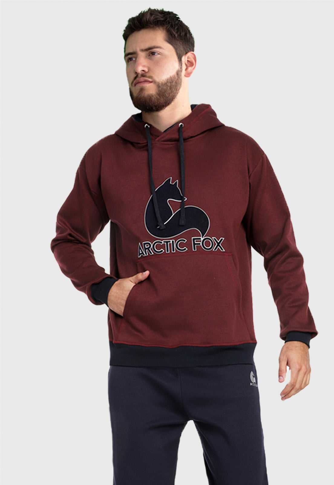 Hombre vistiendo el buzo hoodie vinotinto para hombre Arctic Fox con capota forrada azul.