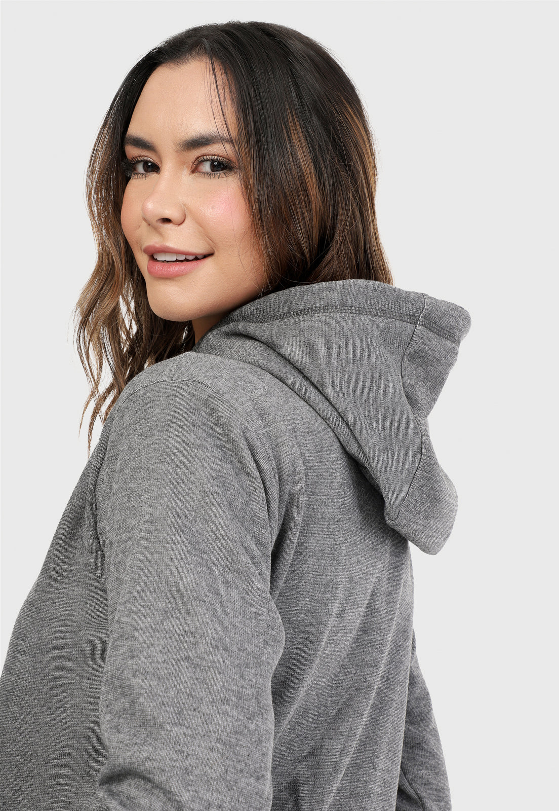 Detalle de Mujer vistiendo la sudadera para mujer conjunto buzo hoodie gris obscuro y pantalón de sudadera jaspe.