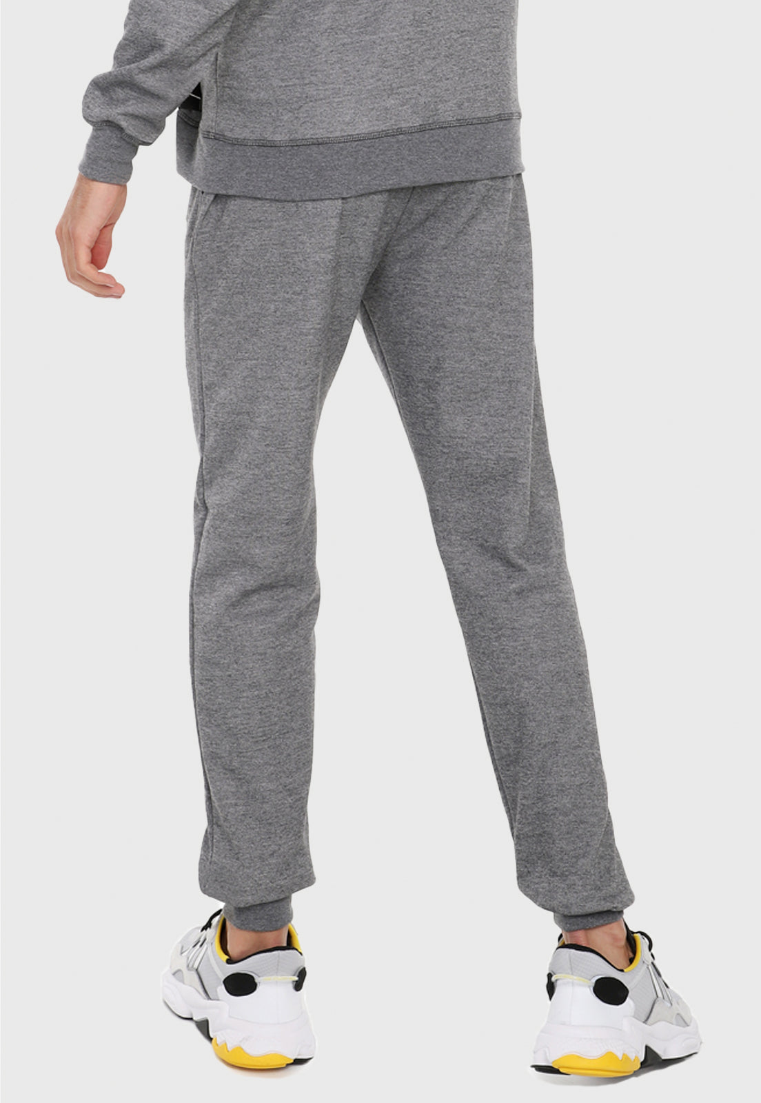 Hombre visto de espalda vistiendo el pantalón jogger para hombre gris obscuro.