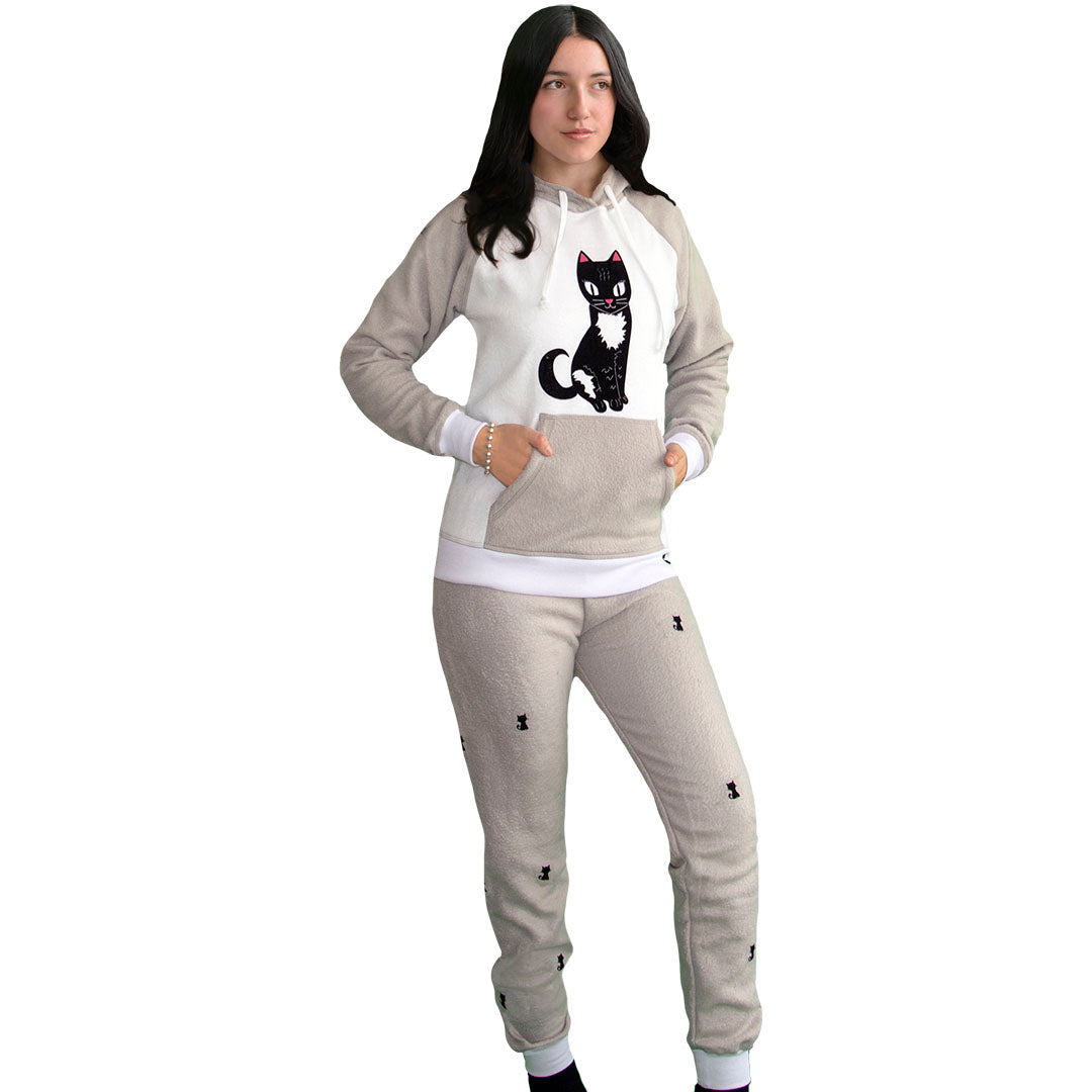 Mujer de frente vistiendo la Pijama para Mujer Gris Perla estampada con un gato negro de ojos grandes llamado gato bandido en el pecho