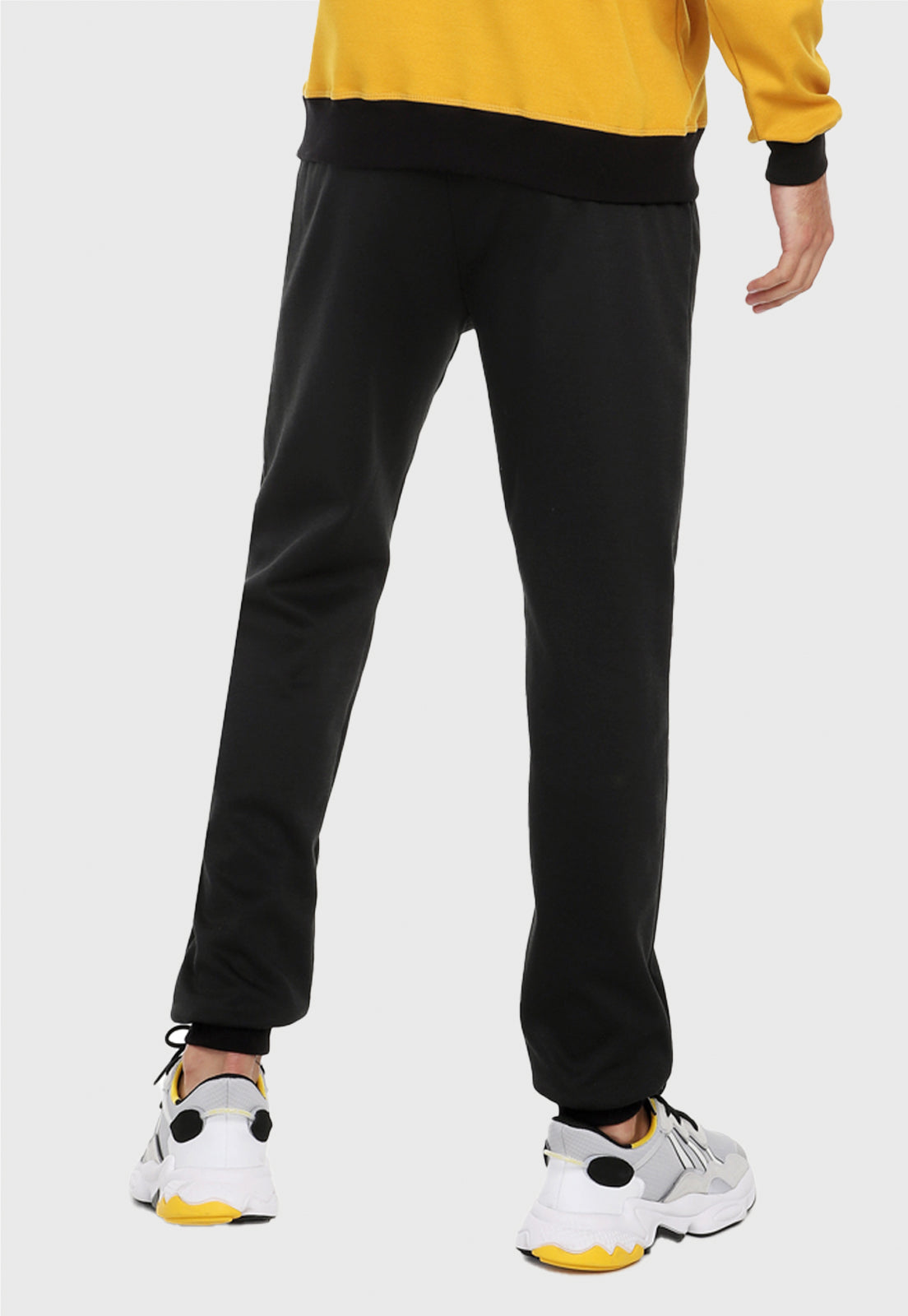 Hombre de espalda vistiendo el pantalón jogger para hombre negro.