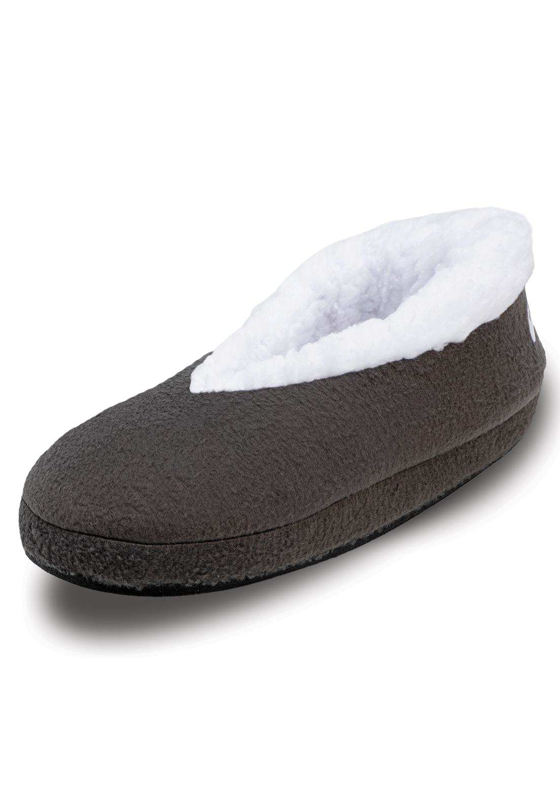 vista diagonal de las pantuflas grises con suela de caucho negra y peluche suave y peludo en su interior
