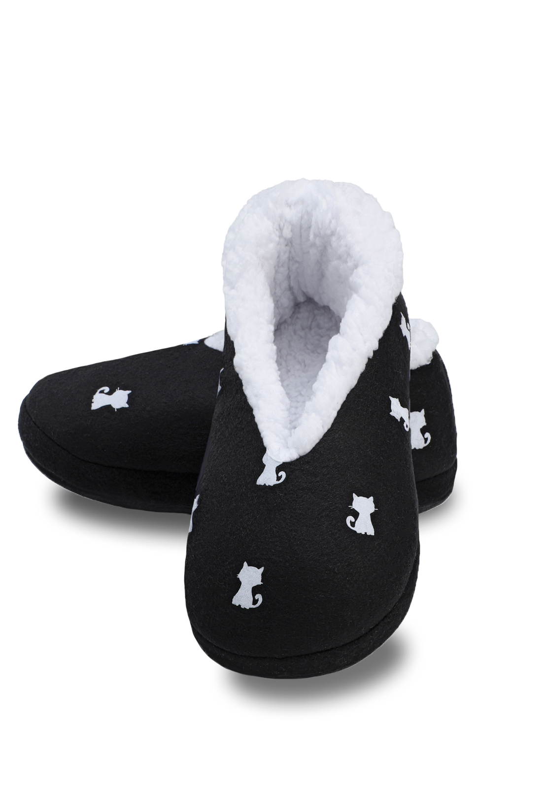 vista frontal de las pantuflas negras forradas en peluche ccon gatitos blancos 