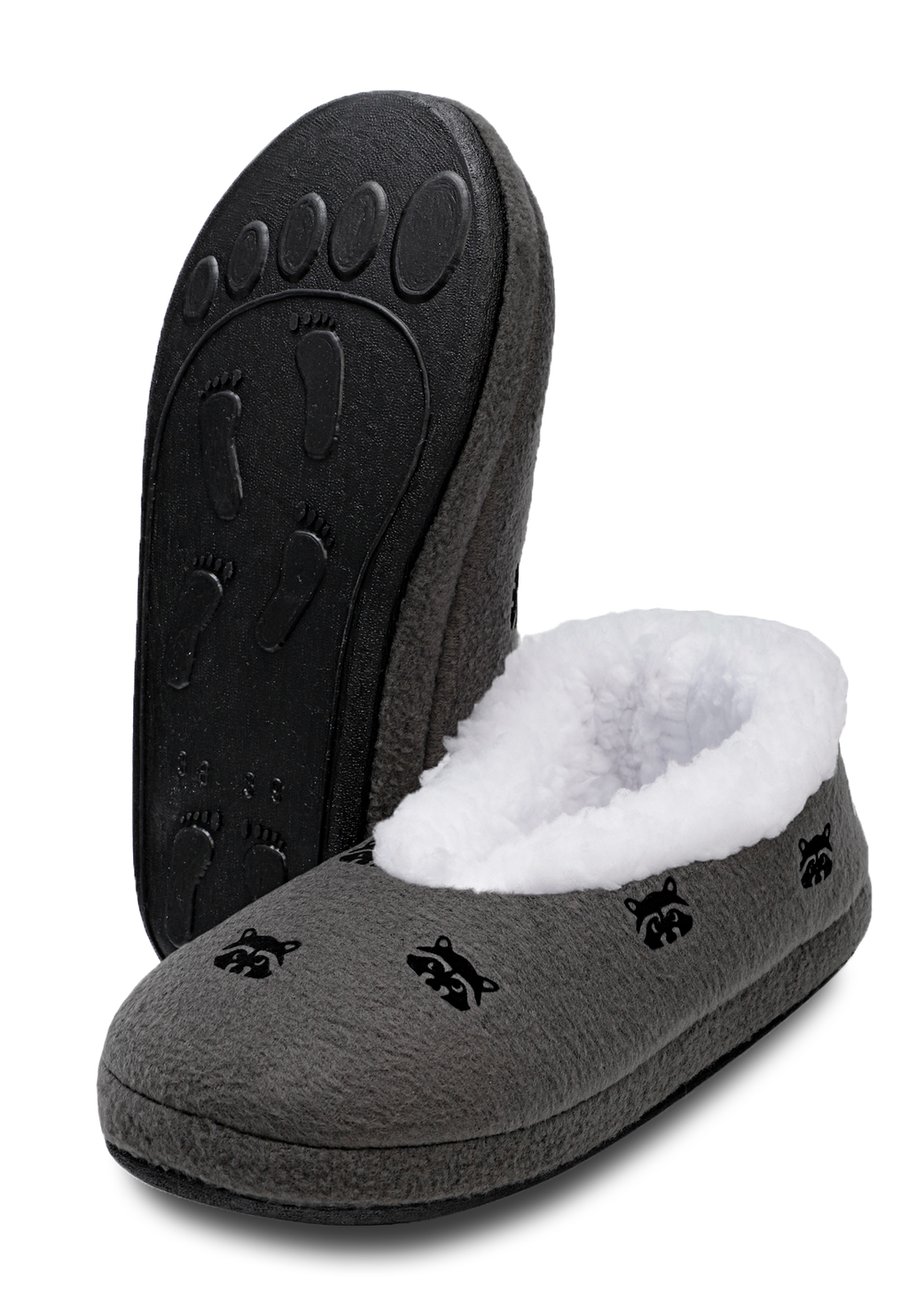 Vista frontl de pantuflas cerradas gris con mapaches estampados y peluche blanco en el interior