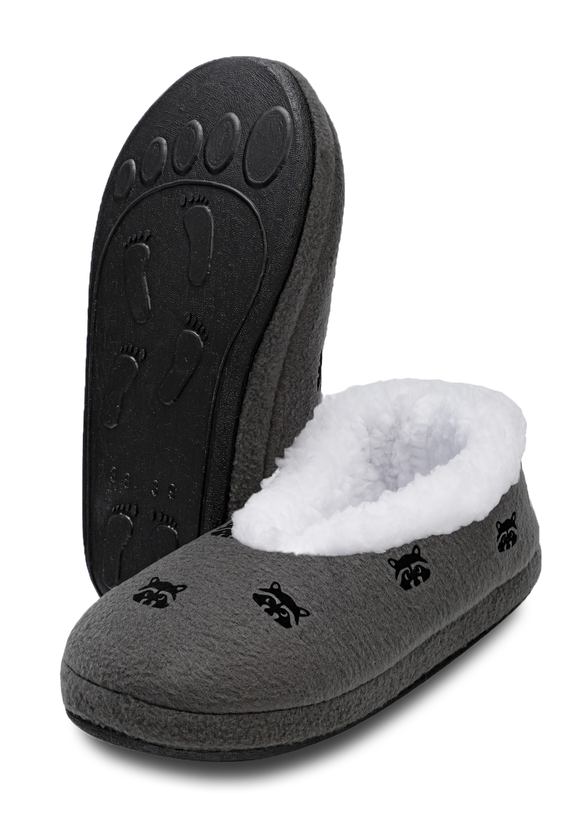 Vista frontl de pantuflas cerradas gris con mapaches estampados y peluche blanco en el interior